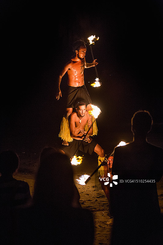 当地火舞者为客人表演图片素材