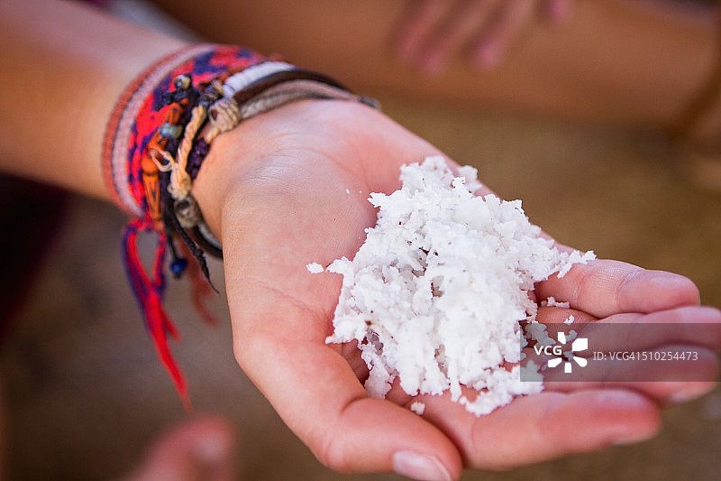 吃新鲜的椰丝图片素材