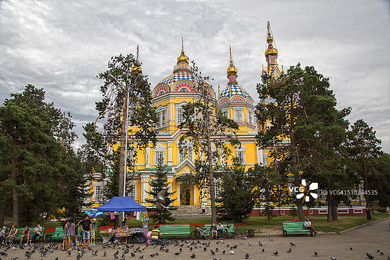 哈萨克斯坦阿拉木图的圣母升天大教堂图片素材