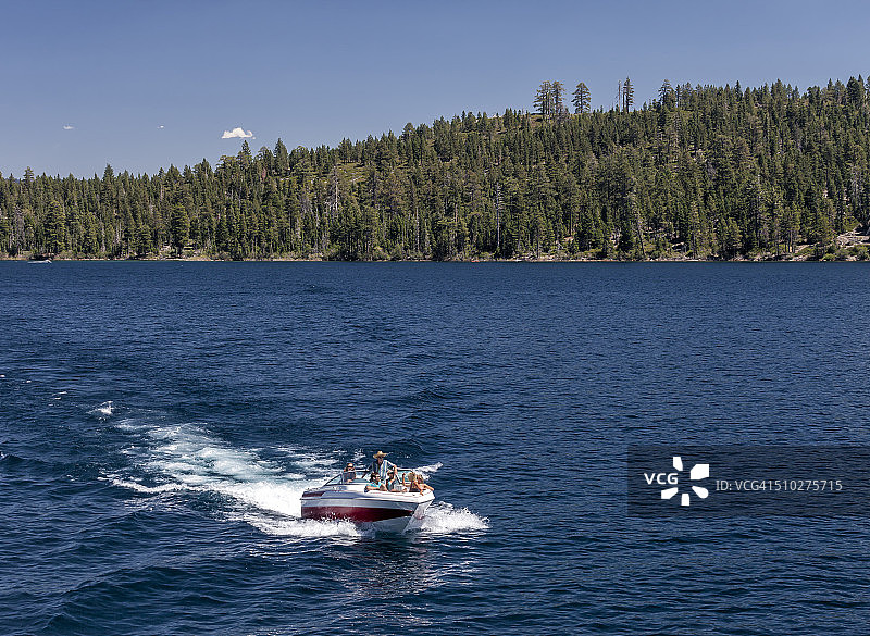 太浩湖划船活动图片素材