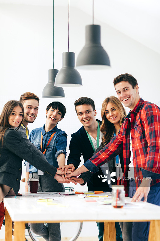 创业团队携手合作图片素材