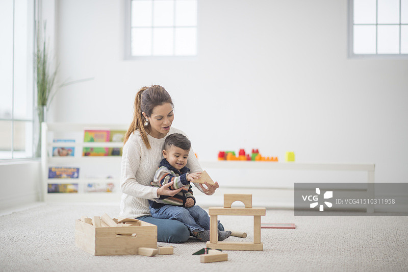 居家玩耍图片素材