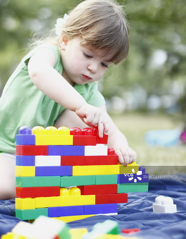 玩玩具的漂亮孩子们图片素材