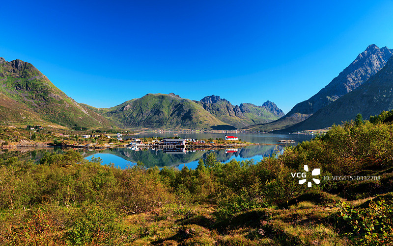 挪威罗弗敦群岛奥斯特内斯峡湾的韦斯特波伦风光图片素材