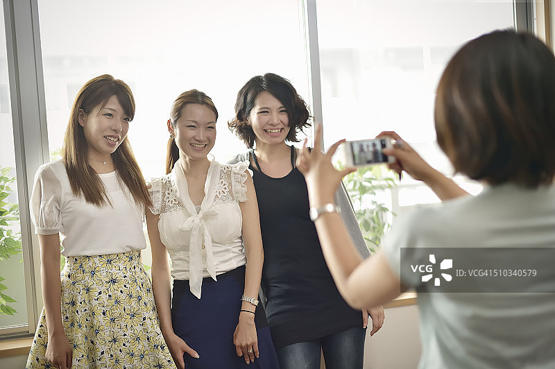 女性用数码相机拍照图片素材