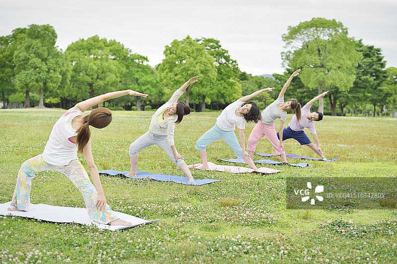 在公园里教瑜伽的女教练图片素材