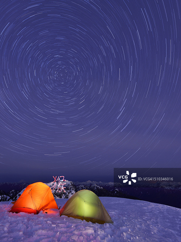 用中国汉字猴子在西摩山上进行光绘，庆祝中国新年图片素材