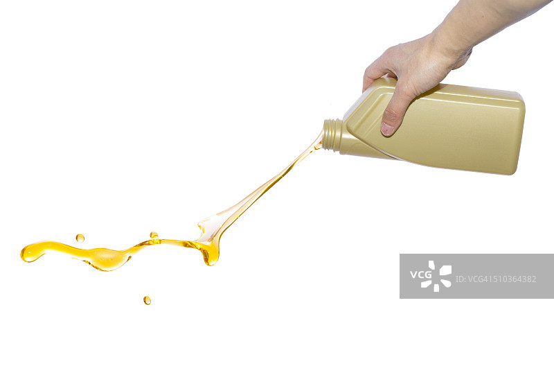 人们用手从塑料瓶中倒出发动机油图片素材