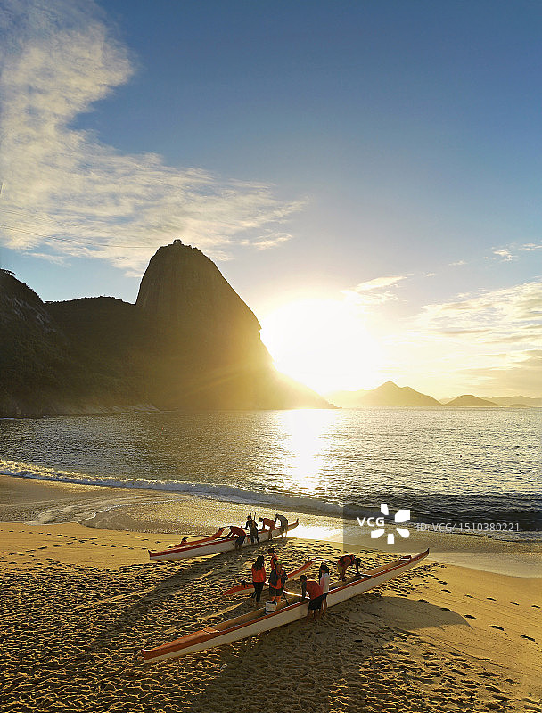 红海滩的黎明与糖面包山图片素材