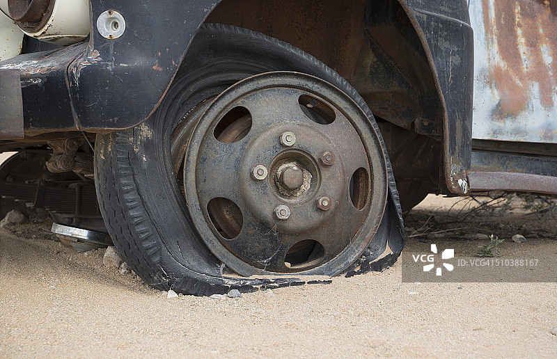 沙漠中汽车的瘪胎图片素材