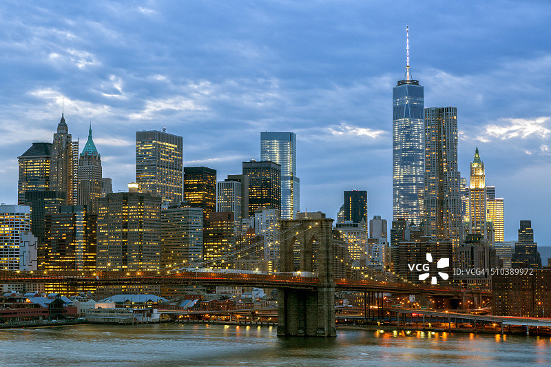 纽约布鲁克林大桥和曼哈顿天际线（黄昏）图片素材