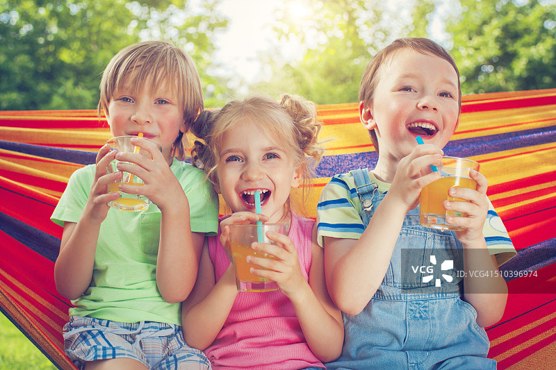 夏日里的男孩和女孩图片素材