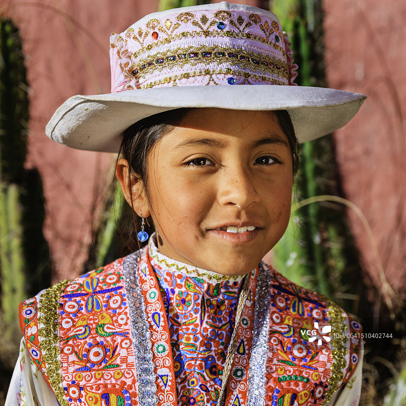 身穿民族服装的秘鲁少女，秘鲁奇瓦伊图片素材
