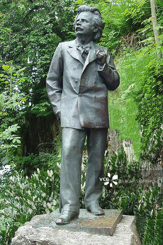 作曲家爱德华·格里格的等身雕像图片素材