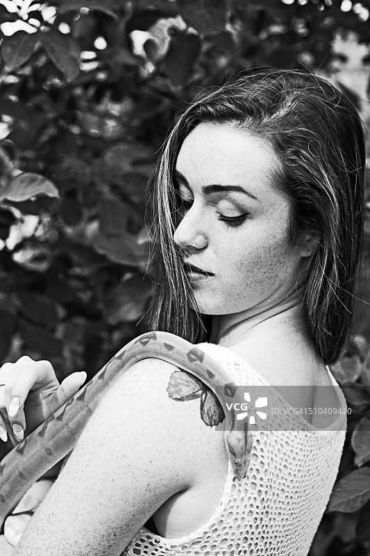 亚当和夏娃概念：夏娃拥抱蛇，黑白侧视图图片素材