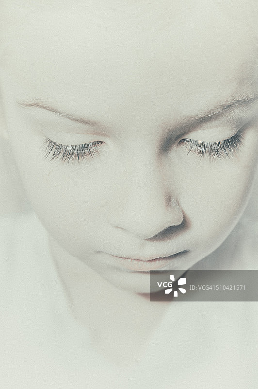 害羞的小女孩图片素材