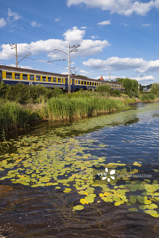 拉脱维亚利耶卢佩河岸边的通勤列车图片素材