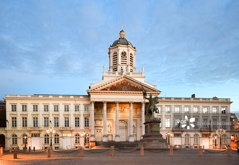 傍晚时分灯光璀璨的比利时布鲁塞尔艺术山和皇家广场图片素材