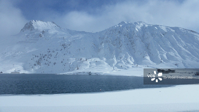 冬季傍晚的山脉倒影图片素材