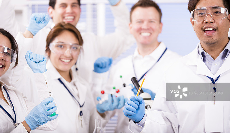 科研实验室内对发现感到兴奋的多元种族科学家图片素材