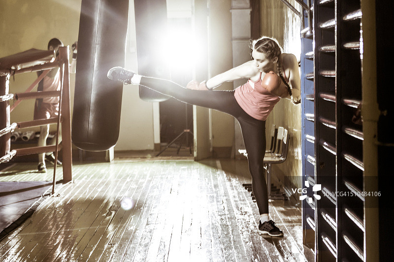 女孩练习搏击操图片素材