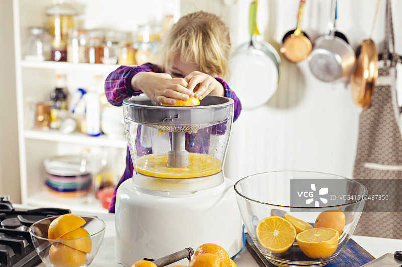 准备新鲜的自制橙汁图片素材