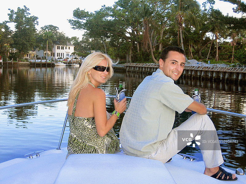 情侣享受游河之旅图片素材