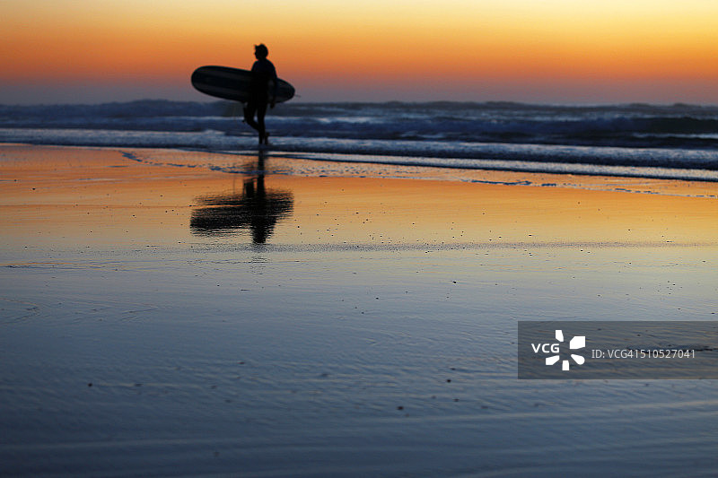 日落时分的冲浪者轮廓图片素材