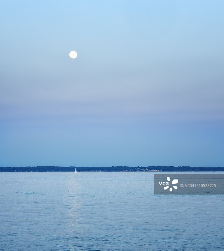 满月下的远处帆船图片素材