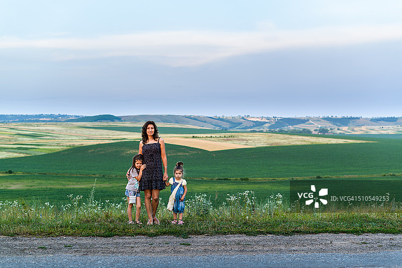 田野中母女肖像图片素材