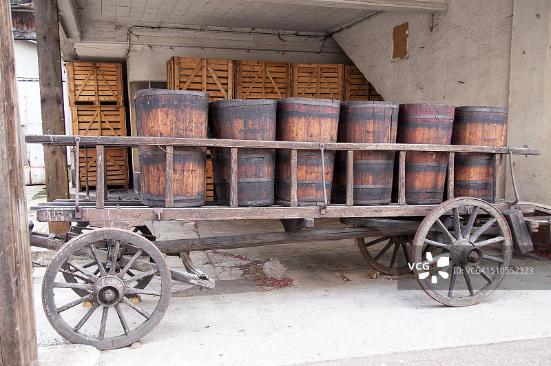 法国里博维莱的葡萄酒运输拖车图片素材