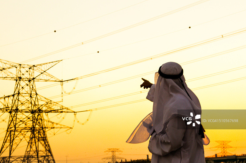 指向电线塔的阿拉伯人图片素材
