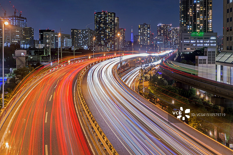 东京高速公路繁忙的交通光轨图片素材