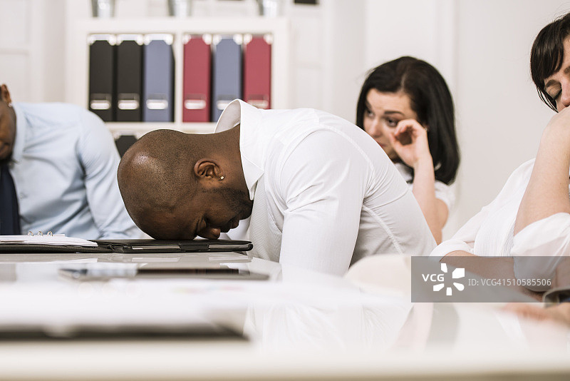 后悔来到这里图片素材