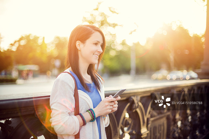 中年妇女使用智能手机图片素材