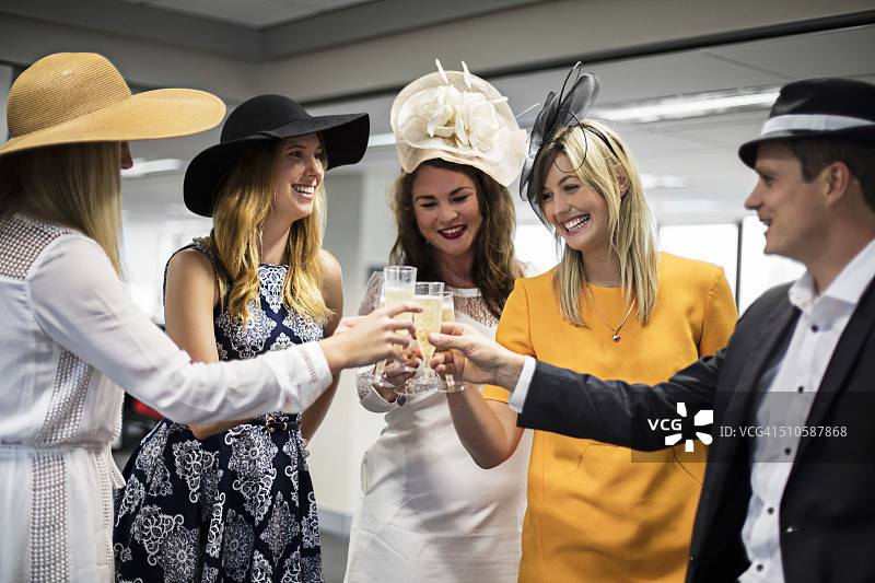 在办公室庆祝墨尔本杯图片素材