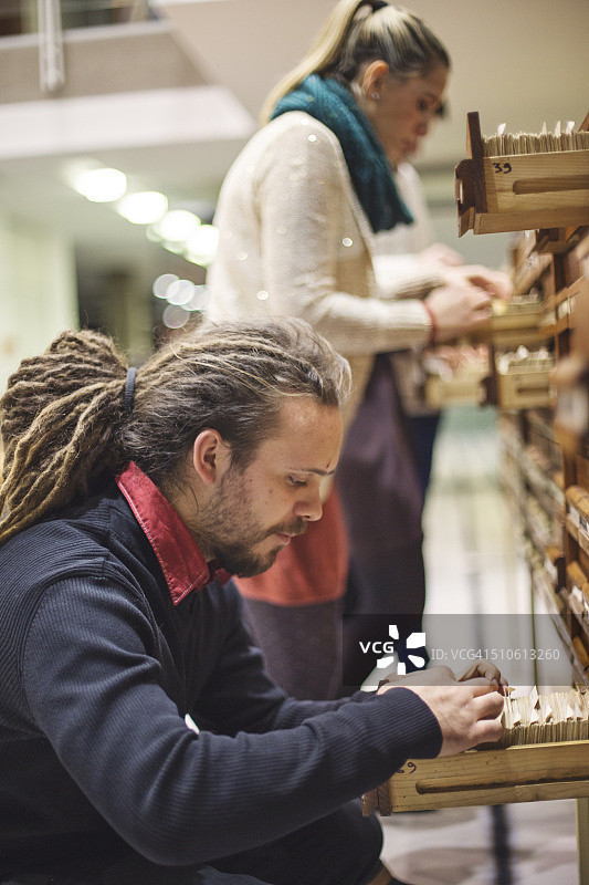 学生正在使用图书馆卡片索引图片素材