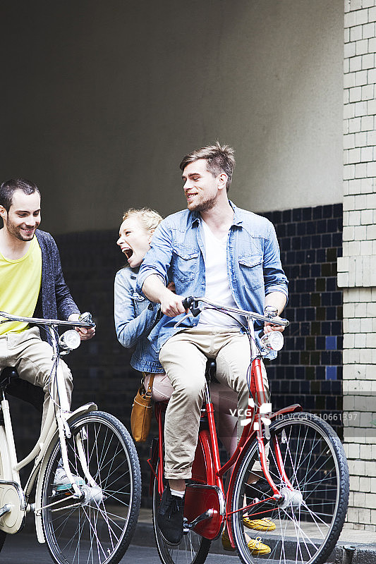 年轻德国夫妇在柏林骑自行车图片素材