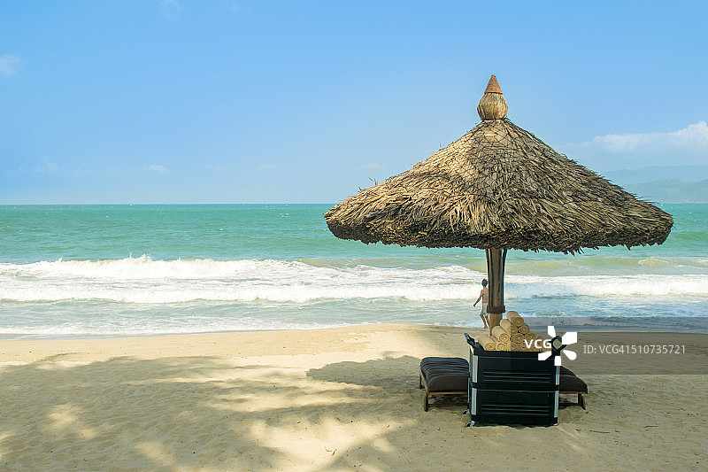 空旷沙滩上的日光躺椅和沙滩伞图片素材