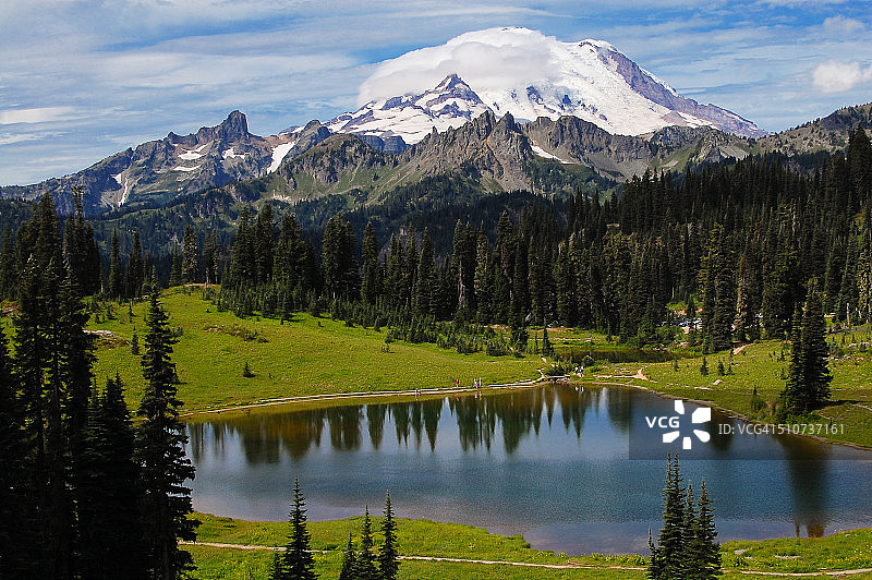 蒂普苏湖和雷尼尔山图片素材