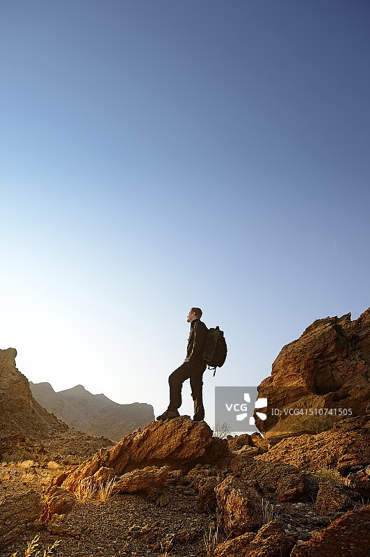 男人观看沙漠日出图片素材