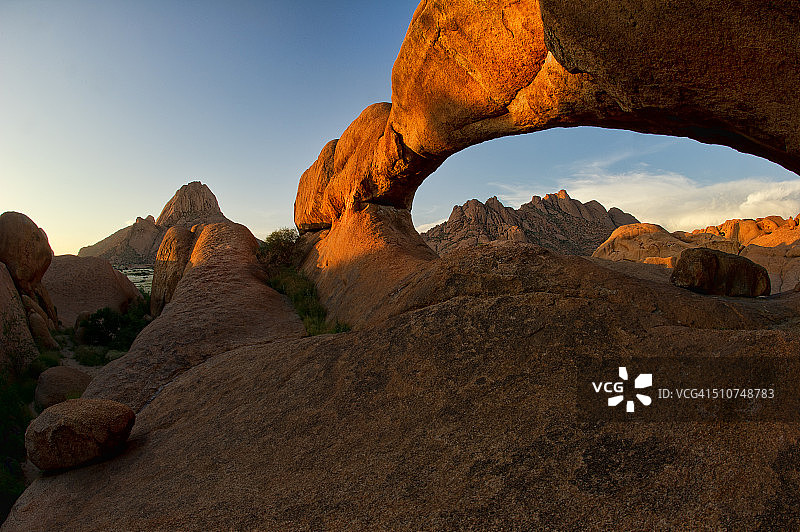纳米比亚斯皮茨科佩岩拱日落图片素材