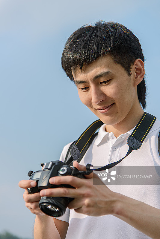 拍照的年轻男人图片素材