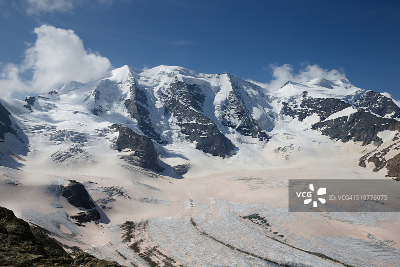 撒哈拉红尘中的皮兹帕吕峰图片素材
