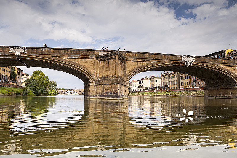 佛罗伦萨圣三一桥和阿尔诺河图片素材