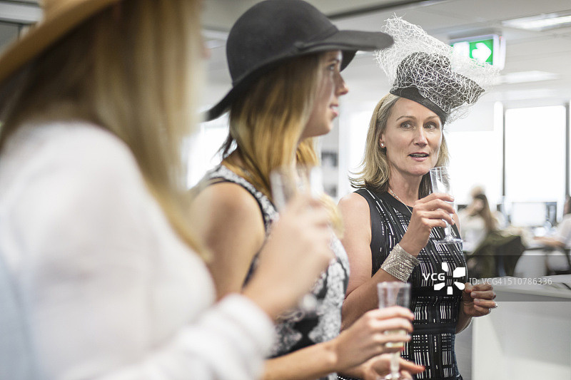 女士们在办公室庆祝墨尔本杯图片素材