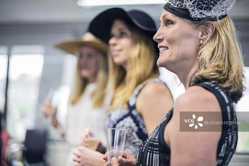 女士们在办公室庆祝墨尔本杯图片素材