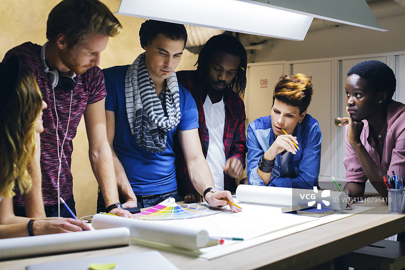 年轻创意设计师工作场景图片素材