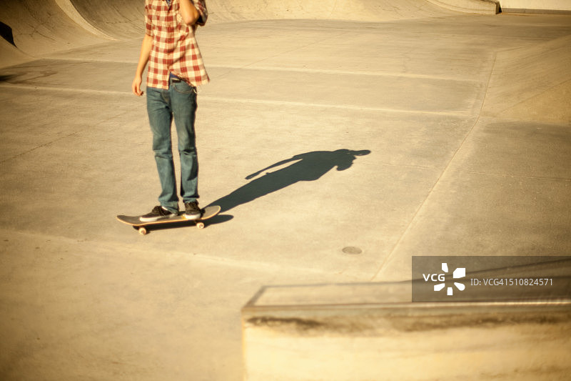 滑板公园里的滑板运动员图片素材