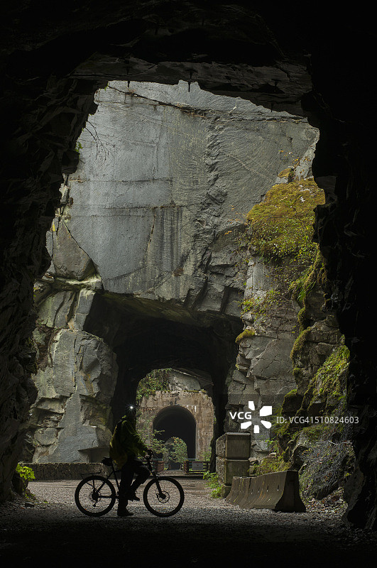 加拿大不列颠哥伦比亚省科奇哈拉省立公园内的奥赛罗隧道骑行者图片素材